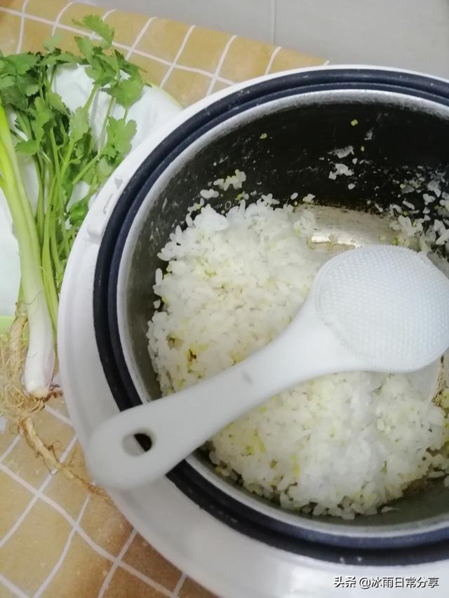 大家觉得看起来最简单的蛋炒饭,是先放蛋再下饭炒好？还是先炒饭再放蛋炒好？