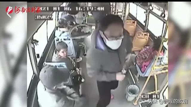 公交门事件:安顺公交车行驶突然开进河里，疑点重重，到底是什么原因？