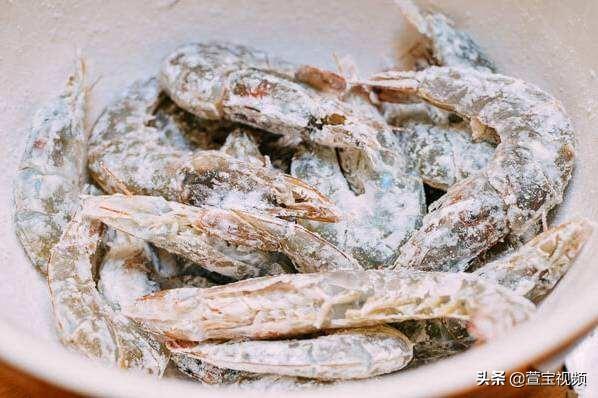 雪球虾能吃鸡蛋黄吗:黄金香辣虾怎么做才能保证其香、酥、脆？