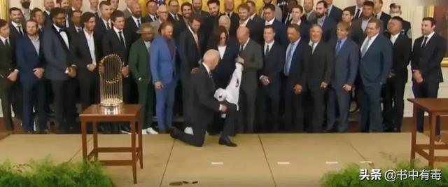 拜登在白宫讲话被提问时发飙，如何看待拜登动不动就单膝下跪？
