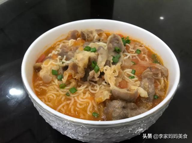 家常油泼面的简单做法,如何用简单的食材做一碗面？