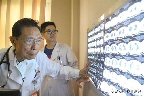 钟南山院士挂号费1200元,为何会引争议？