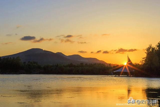 诗情画意的图片:夕阳有诗意，黄昏有美景，炊烟袅袅，如何拍摄眼前风光？