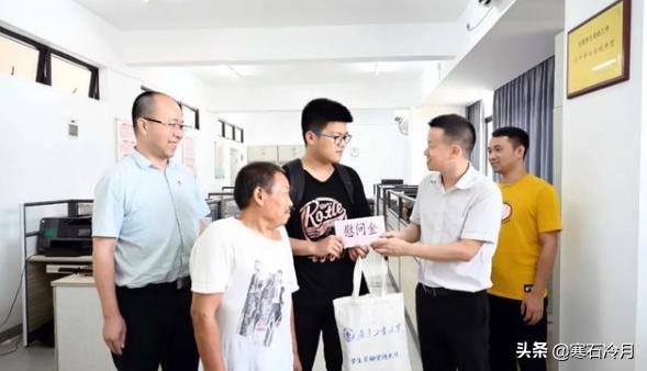 曾在街头乞讨的00后男生朱阅阳大学报到，他的人生说明了什么？