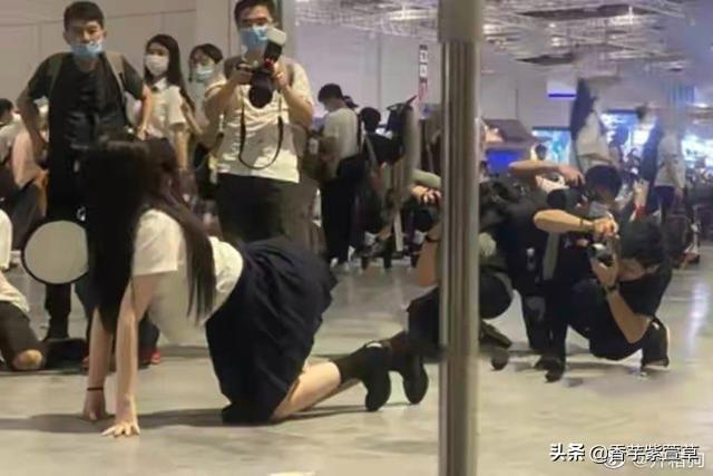 关于上海漫展coser穿JK做不雅动作这件事,大家怎么看待？