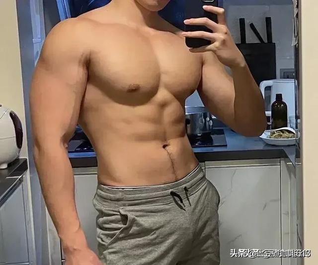男星肌肉:为什么有的年轻人喜欢肌肉男