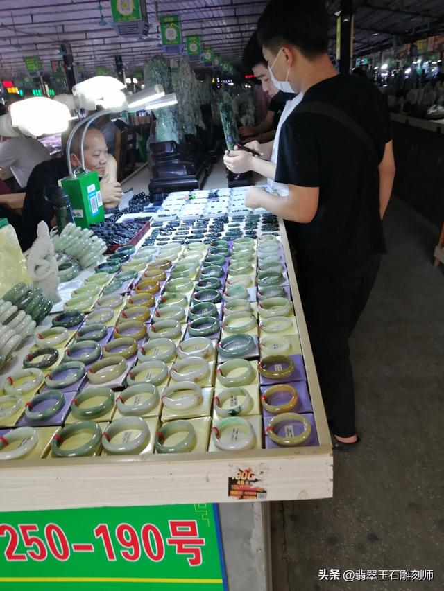 和田玉手镯70000元图片,在网上买了个六七百的手镯怎么觉得有点假？