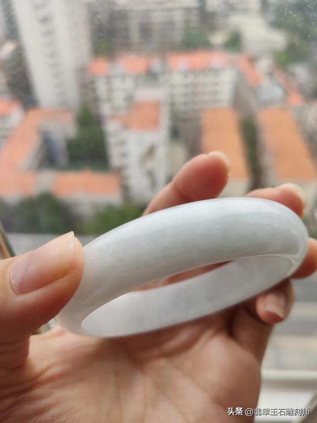 精品玉镯价格及图片大全,想买个玉镯，预算1W左右，推荐啥品牌呢？