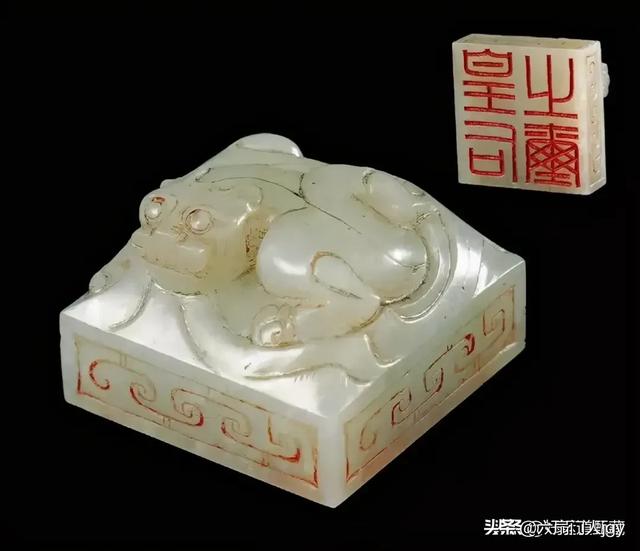 手电筒怎么看玉石,玩玉的喜欢拿手电筒照，他们在看什么？