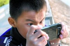 十六岁男孩,整天在房间玩手机不吃饭,也不出来透气,如何管教？