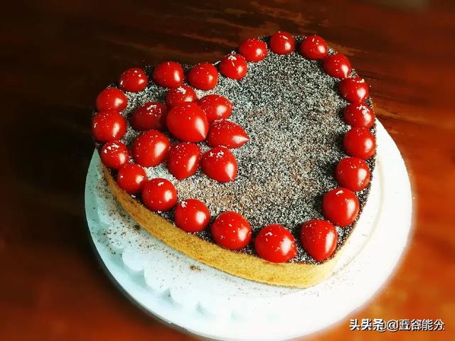 如果中午吃饭时有一个要饭的,在你家门口,你会让他上桌子吃吗？