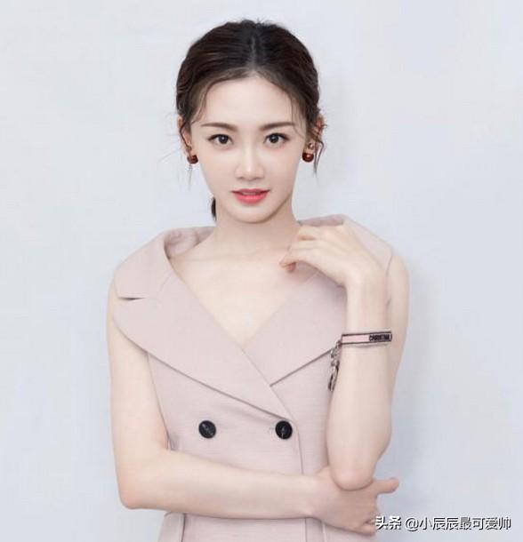 小李子新恋情曝光:机场偶遇郑恺与神秘女子，郑恺新恋情是真的吗？