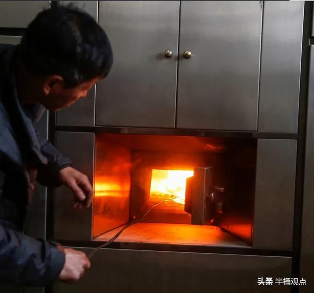 西塱骨灰楼灵异事件:人死后，在殡仪馆火化时会经历哪些流程？