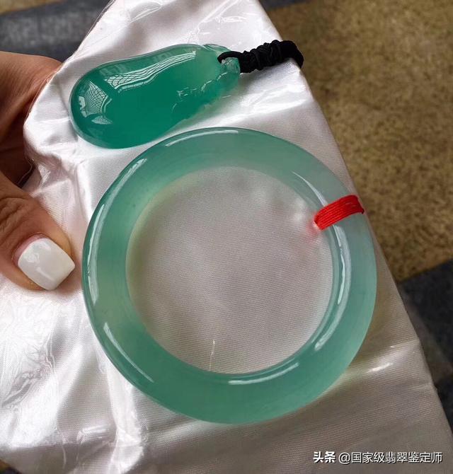 飘黄翡的翡翠是什么料,顶级缅甸玉石晴水料是什么样子的？