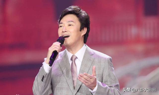 “抬头唱歌圣如佛,低头段子淫如魔。”对于费玉清的这一现象如何看待？