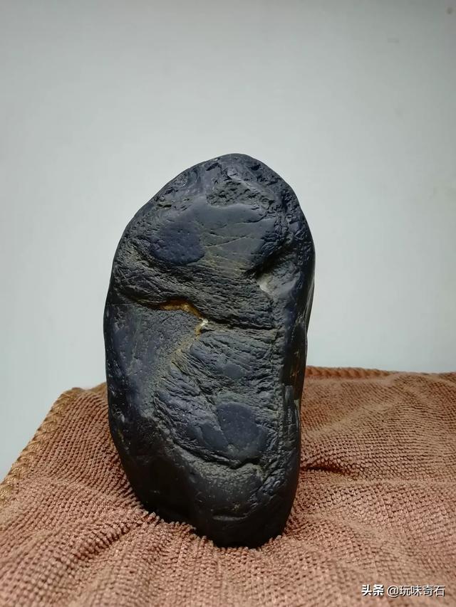 怎样辨别值钱的石头,石头具备哪些特征就算有价值的奇石呢？