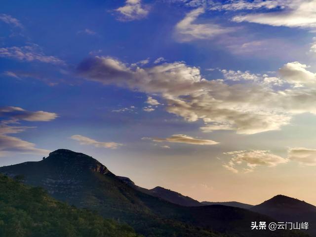 诗情画意的图片:夕阳有诗意，黄昏有美景，炊烟袅袅，如何拍摄眼前风光？