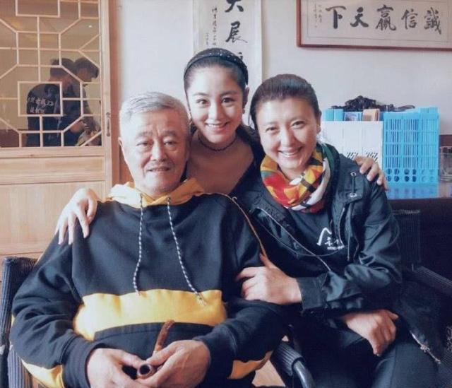 闫妮前老公是谁:闫学晶往事掀开，与前夫离婚引争议，潘长江为何拼尽一切力捧她？