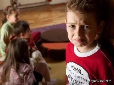 孩子一遇到比自己强的人就怂了是什么原因？