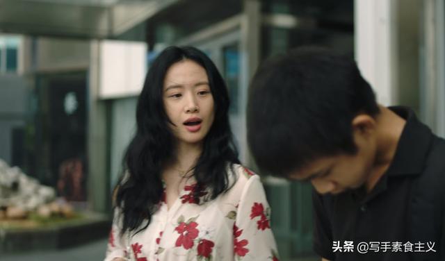 《隐秘的角落》王瑶去六峰山假装游客套周春红同事的话,是否能说明王瑶有手段、有心机？