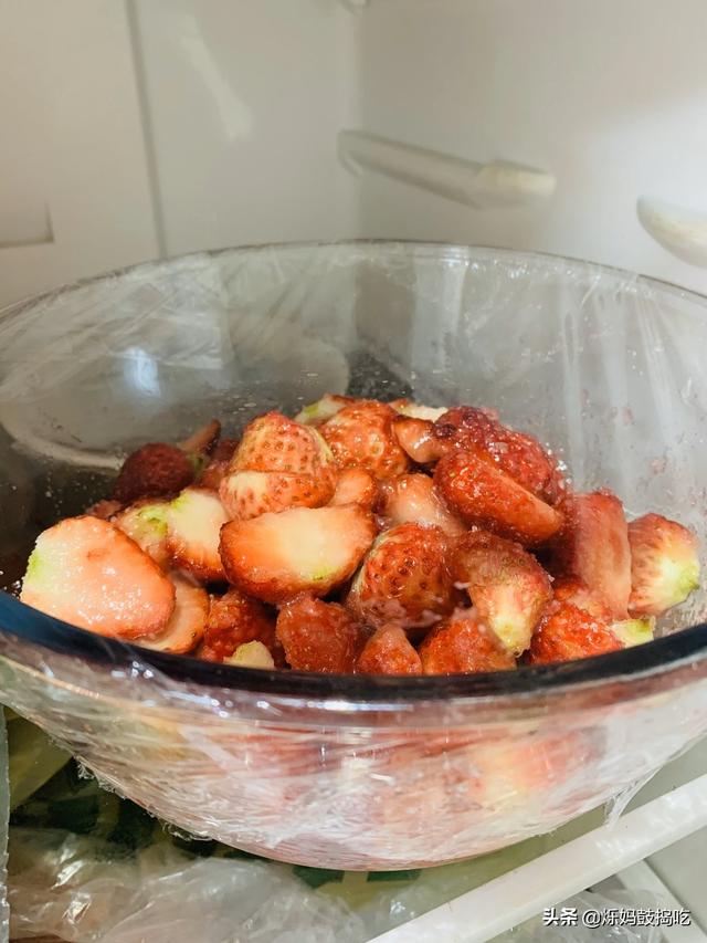 草莓酱新吃法比果味酸奶都好喝，为啥在家自制草莓酱，没有草莓味