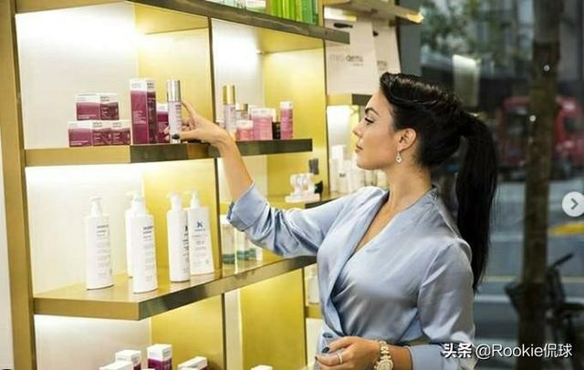 c罗与女友已完婚:意大利《米兰体育报》披露了C罗在尤文的一天日程，你如何看待