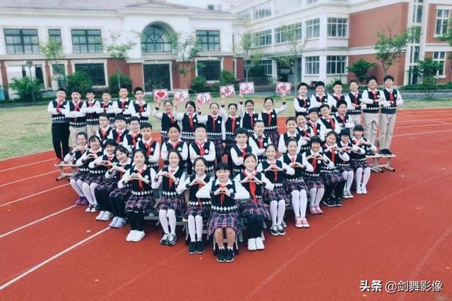 毕业照站位:85镜头能拍40人的合影吗