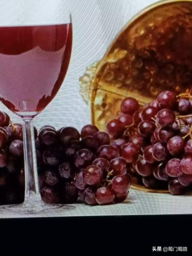 自制葡萄酒上面有白膜，我做的葡萄酒出现了一层白色l漂浮物并且有酸味是怎么回事
