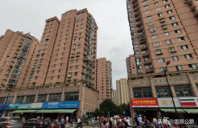 听说杭州来女士所在楼的很多住户都搬家了，真的吗？