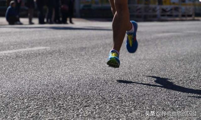 郑州某初中学生携带凶器上学，学生戴口罩跑步导致猝死，疫情期间运动到底要不要戴口罩