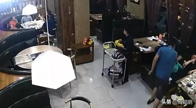 情侣吃饭虐狗视频:深夜老婆陪异性男人出去吃饭遭到老公毒打，你怎么看？