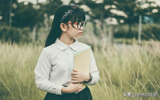 孩子该上三年级,想让孩子每天起来晨读半小时,主要是英语和语文方面,请问该读些什么？