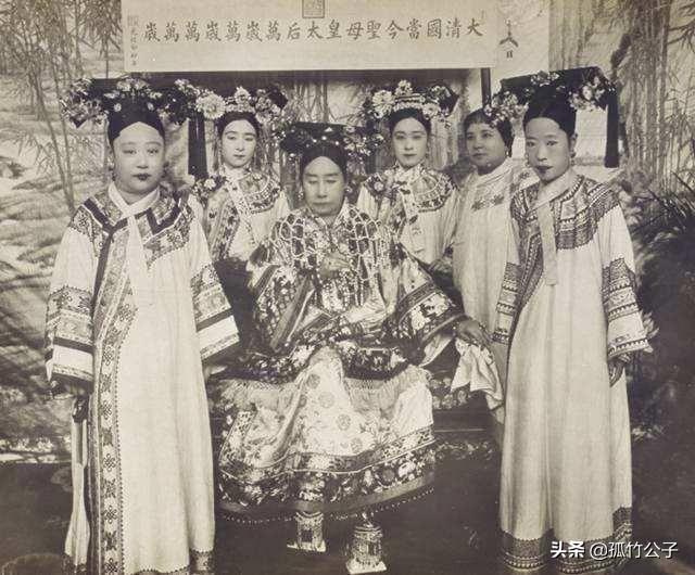 而慈禧母凭子贵被尊为圣母皇太后,这样与原来咸丰皇帝的中宫皇后慈安
