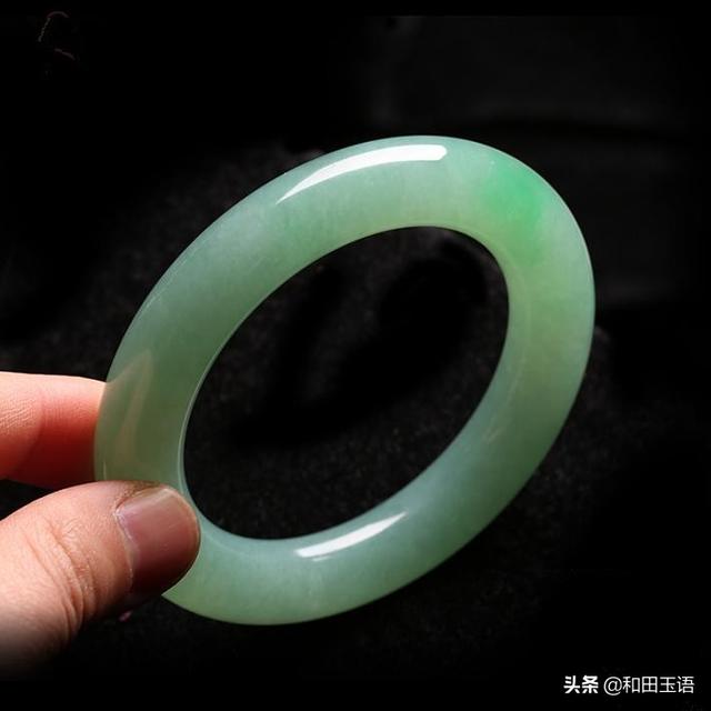 戴玉手镯对女性有什么好处和坏处,买玉手镯好，还是买黄金手镯好？