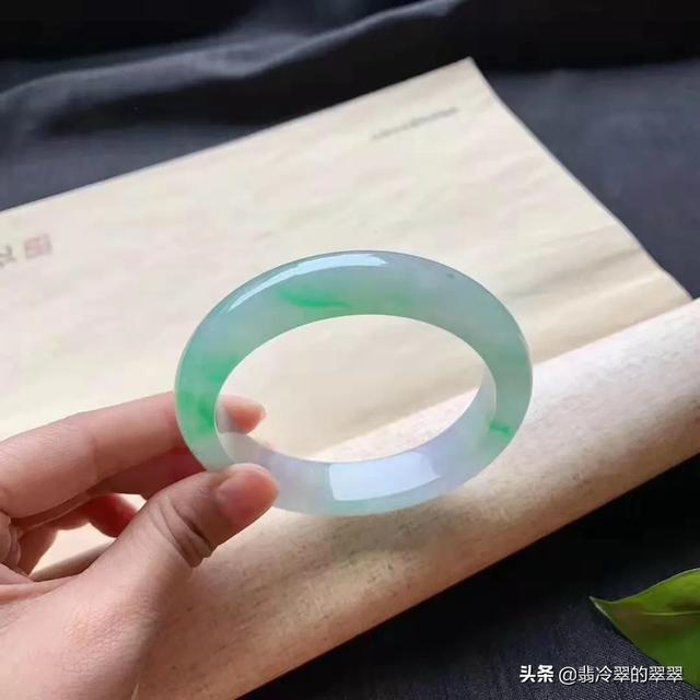 85年属牛女戴翡翠手镯,怎样看翡翠手镯带着是否合适？