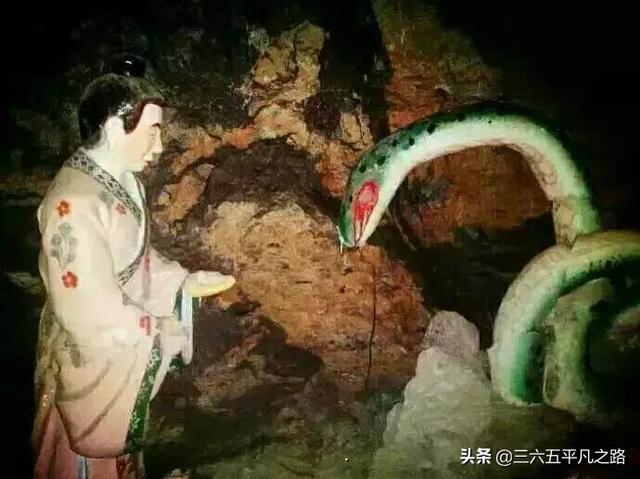 大蛇吞人:大蛇吞食农户养殖的成年羊时，羊角会不会把它的肚子给划破