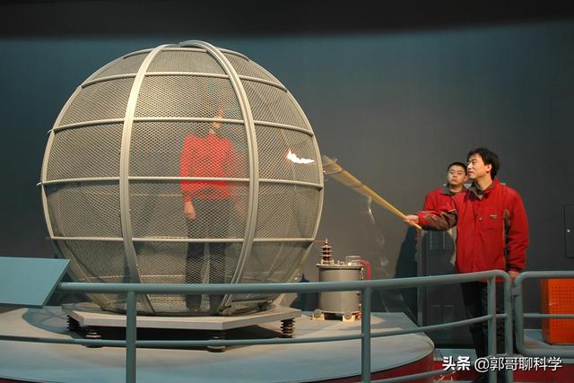 怎么理解均匀球壳内部的质点受到的球壳各部分引力的合力为零