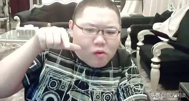 PDD直播又翻车,美颜突然被关掉,露出真实面目,观众直呼乔碧萝！你怎么看？