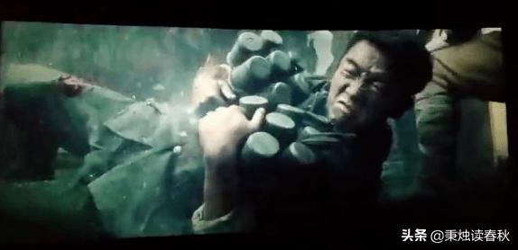 请问电影八佰里为什么要抱着手榴弹跳下去，直接扔下去不是更好？