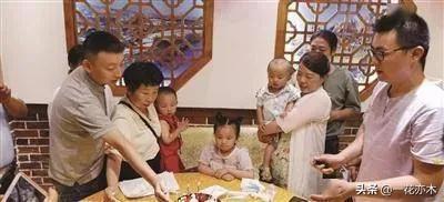 郭蓉:郭威亲手给奇奇和悦悦拍视频，从场景中看，郭威搬进出租房了吗