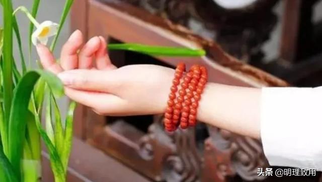 93属鸡人2022年全年运势,属鸡的戴什么手串寓意好？