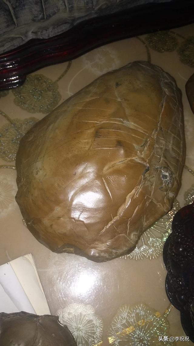 透明石头值钱吗,原石表皮长满透光沙粒的石头值钱吗？