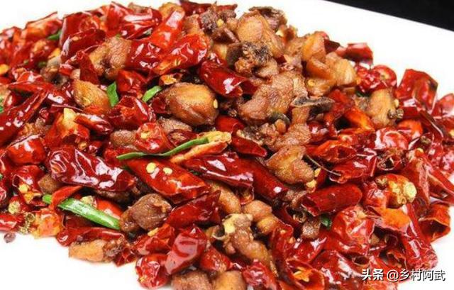 辣炒鸡胸肉怎么做好吃:鸡胸肉怎么做不辣 家庭炒鸡肉需要焯水吗，怎么做简单又好吃？