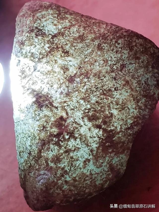 32种翡翠颜色等级排名,翡翠都有哪些色彩翡翠有哪几种颜色？