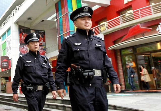 雷克斯警官图片:大街上碰到警察查身份证，你想试一下在警察面前跑，会有啥后果？