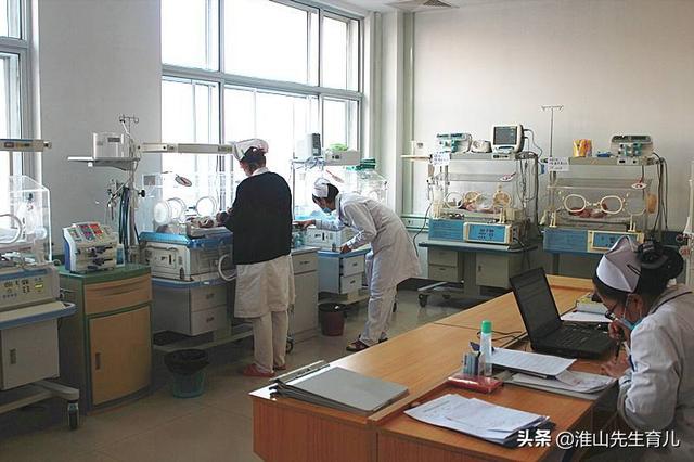 儿子出生二十天就因为肺炎住院了,医院不让家长陪护,我想了解一下,护士会怎么照顾宝宝？