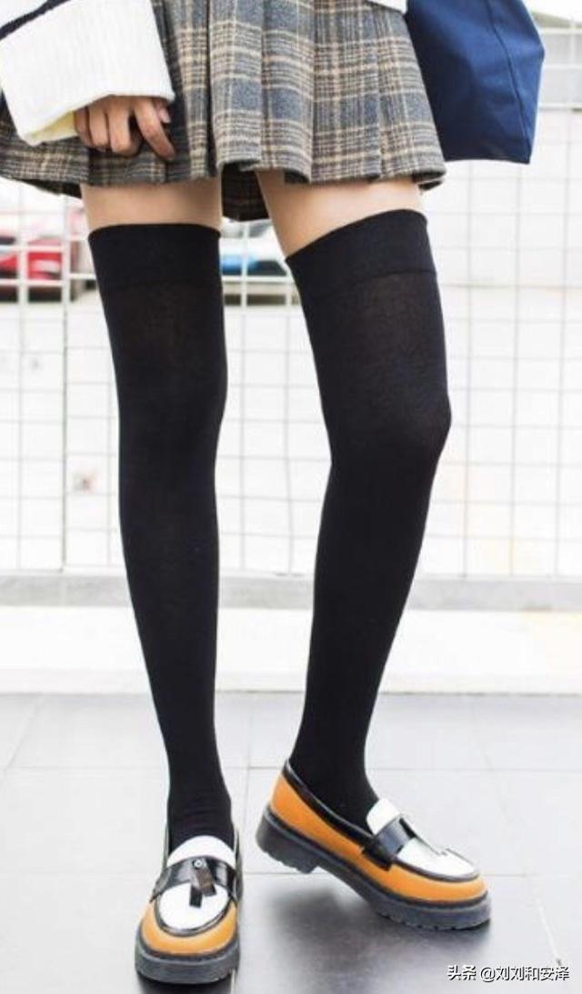 黑色中筒袜穿什么鞋比较好看？插图7