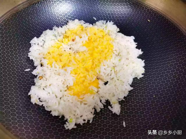 饭店大厨教你不重样做蛋炒饭，做蛋炒饭用隔夜饭到底对不对为什么饭店大厨都用新蒸的米饭炒