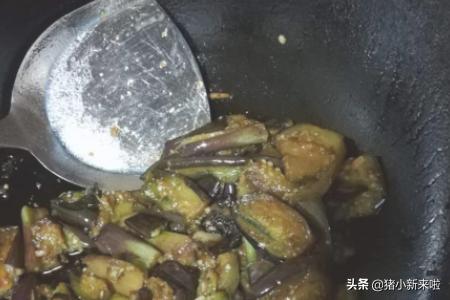 茄子饼怎么煎好吃又简单，好吃不油的煎茄子，超简单做法