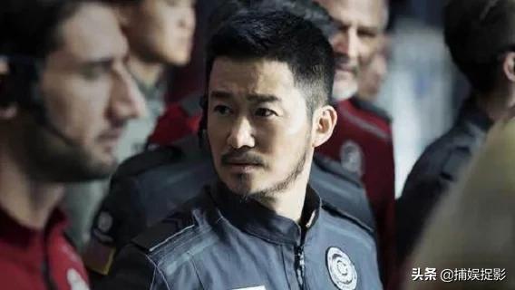 李现12厘米:李现和彭于晏选一个当男朋友，小姐姐们你们选哪个？